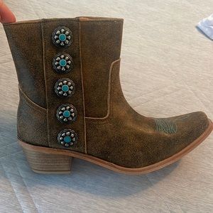 Agave sky ankle boots size 8.5 with turquoise detail